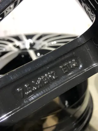 ORIGINAL MERCEDES AMG 19 ZOLL C-KLASSE FELGEN W205 S205 C205 A205 BICOLOR SCHWARZ HOCHGLANZ A2054011300 + A2054011400 MIT NEUEN GOODYEAR ALLWETTERREIFEN UND SCHWARZEN RDKS - Bild 6